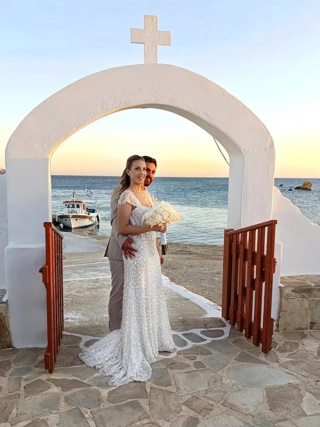 Νύφη με ανθοδέσμη σε κυκλαδίτικη εκκλησία