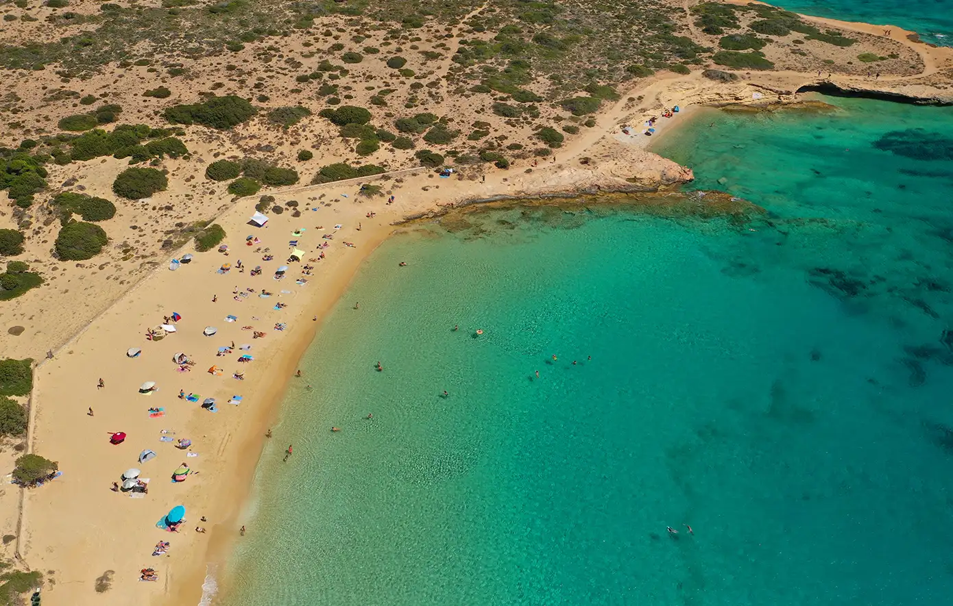 Ιταλίδα Κουφονήσια αμμώδης παραλία με καθαρά τιρκουάζ νερά