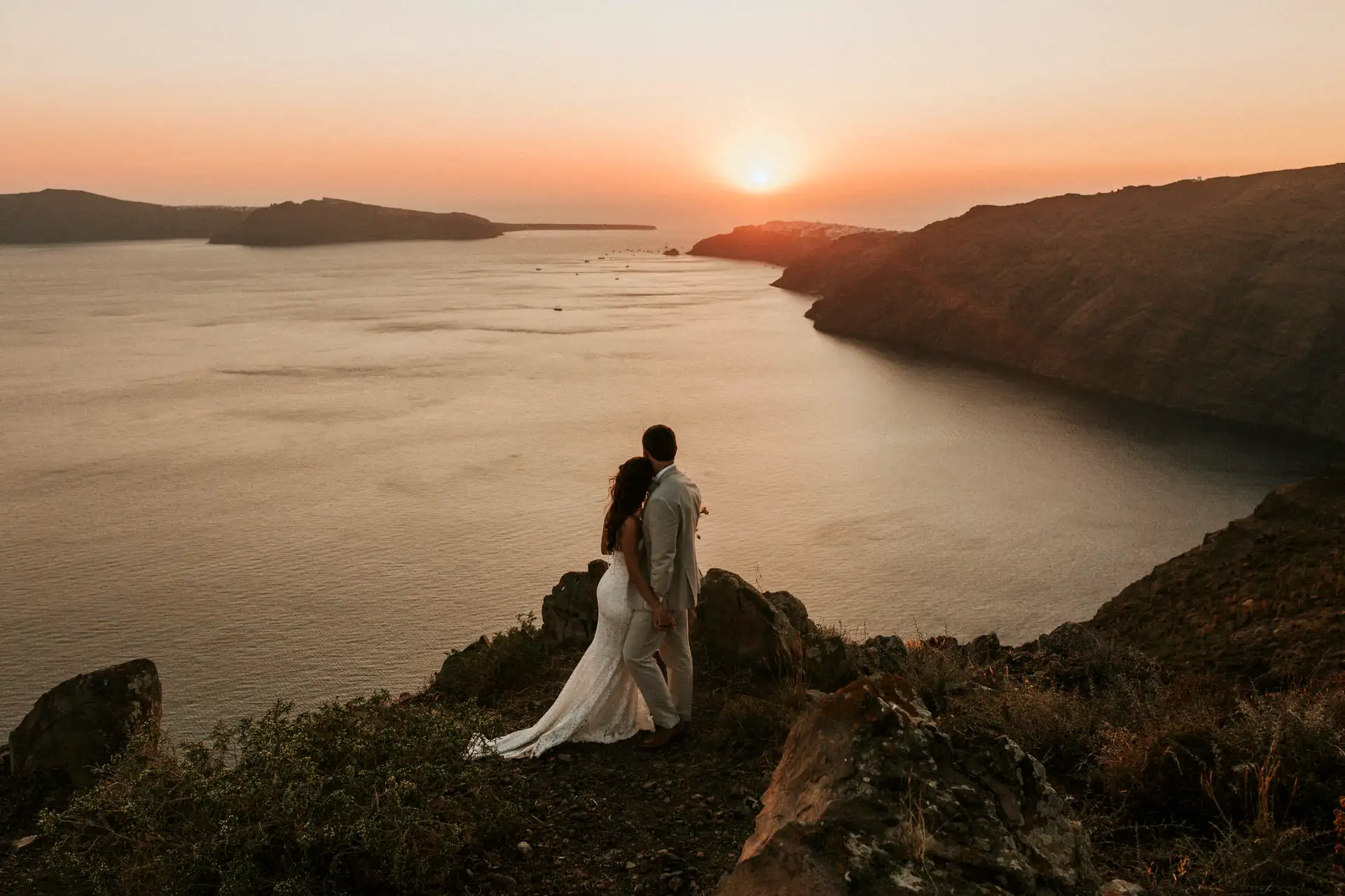 Lighthouse Photography ζευγάρι στο ηλιοβασίλεμα των Κυκλάδων