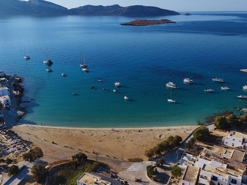 Παραλία Άμμος στα Κουφονήσια δίπλα στη Χώρα και το λιμάνι