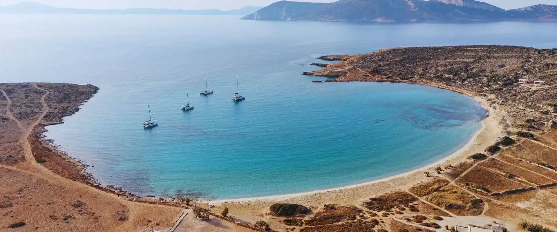 Πορί Κουφονήσια μεγάλη αμμώδης παραλία με γαλαζοπράσινα νερά